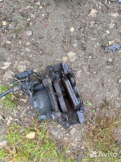 Тормозной суппорт передний левый Volkswagen Passat