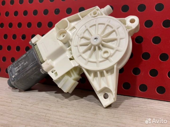 Моторчик стеклоподъемника передний левый