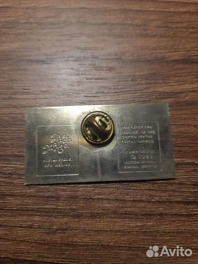 Значок. Дизайн в виде почтовой марки США 1983 г