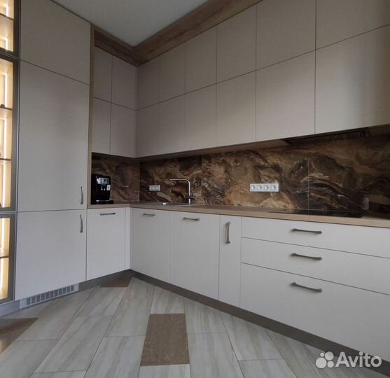 Кухня под потолок модная