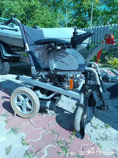 Кресло-коляска c электроприводом для инвалидов