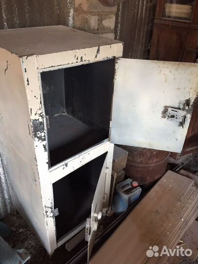 Сейф металлический