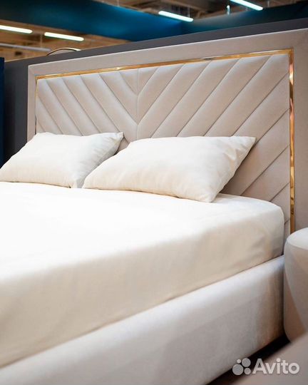 Двуспальная кровать с молдингом