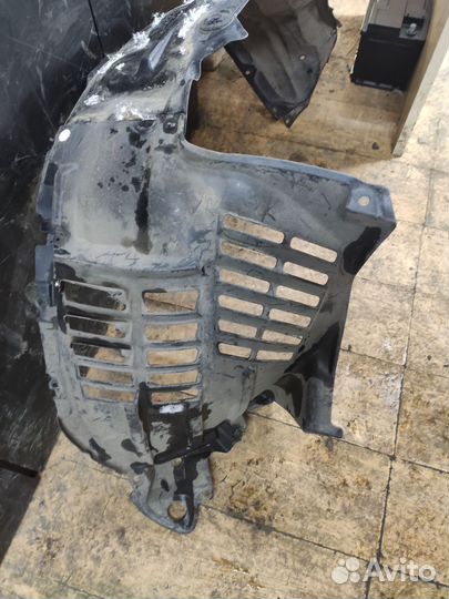 Подкрылок передний правый Lexus LX570