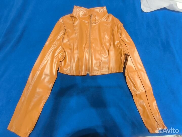 Женская короткая куртка из искусственной кожи