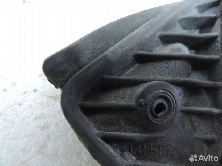 Уплотнитель двери передний правый Nissan March 200