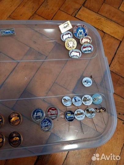 Значки коллекционные автомобили и мотоциклы