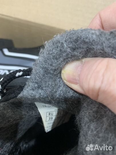 Лыжные ботинки, лыжи, лыжные палки и клюшка