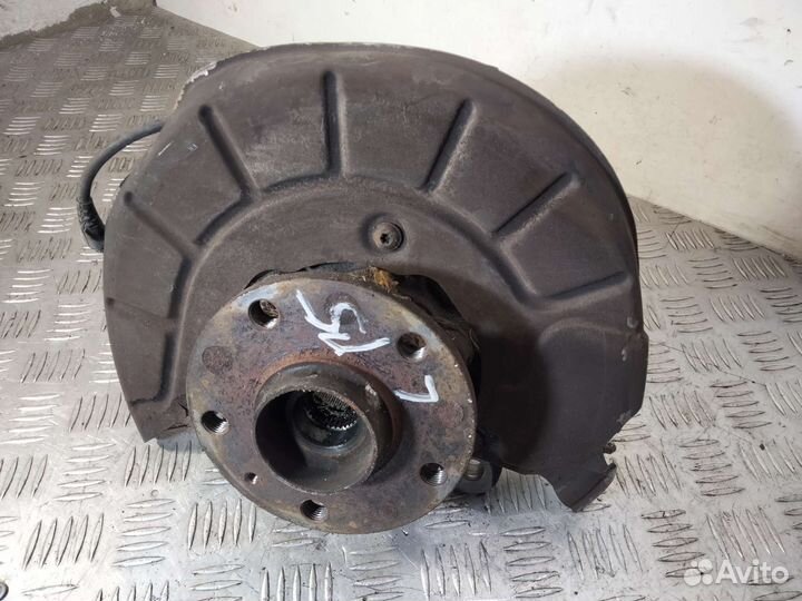 Кулак передний левый Golf V