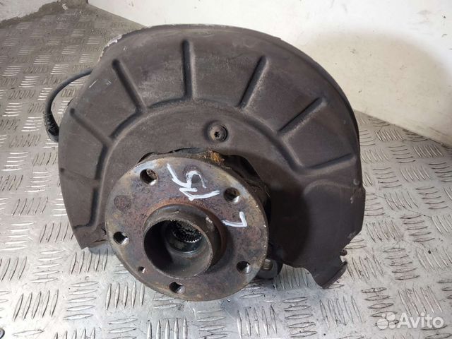 Кулак передний левый Golf V