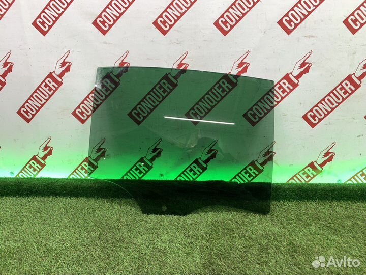 Боковое стекло заднее правое зеленое BMW 7