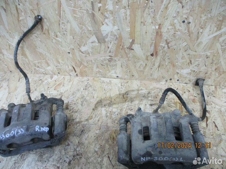 Суппорт передний правый Ниссан NP300