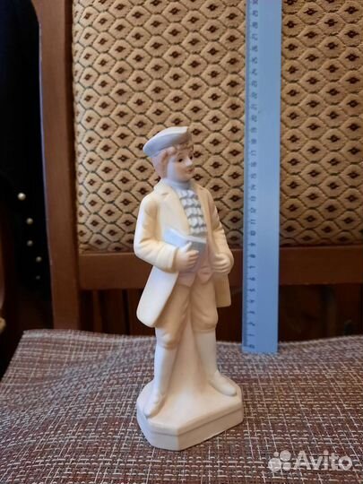 Фарфоровая статуэтка