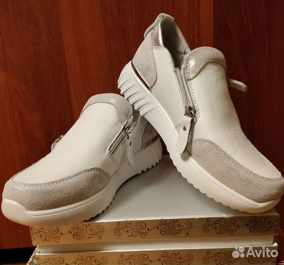 Кроссовки женские 38 размер новые