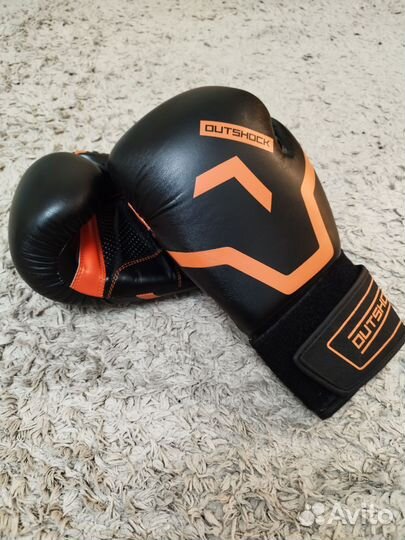Боксерские перчатки 10 oz outshock
