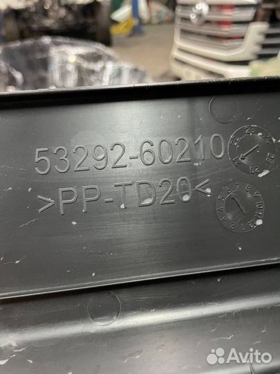 Накладка замка капота Toyota Land Cruiser 300 2021