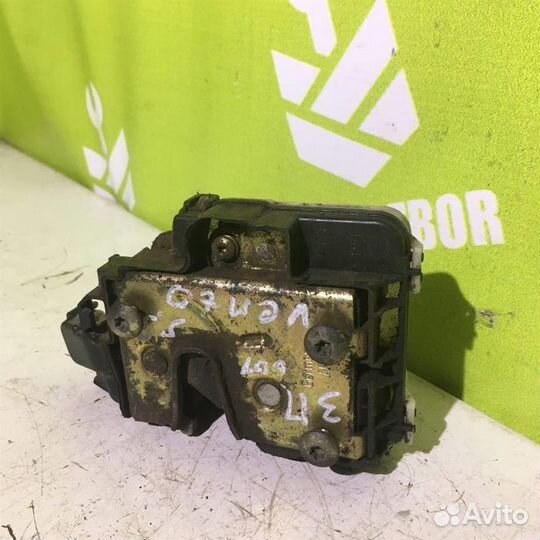 Замок двери задней правой Фольксваген Гольф 3 Ве