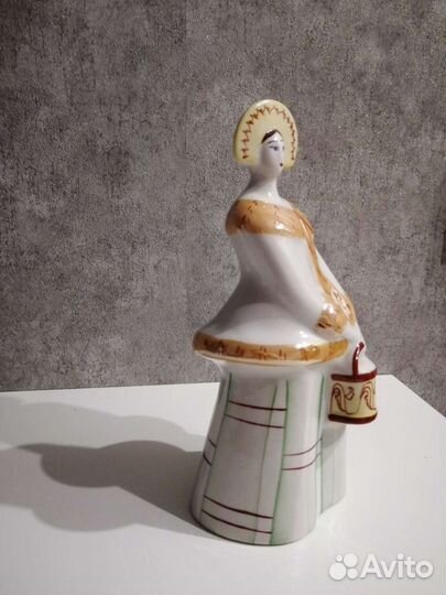 Фарфоровая фигура Девушка с ведром Бронницы