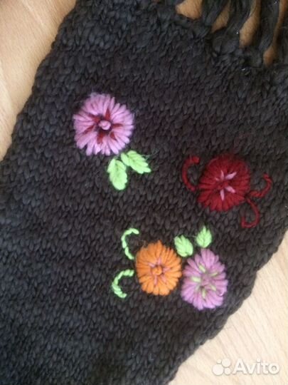 Шерстяной шарф с вышивкой