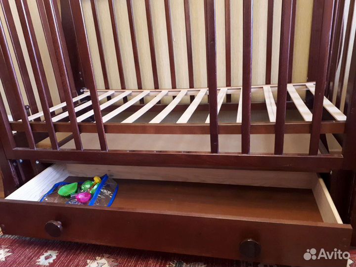 Детская кроватка с маятником