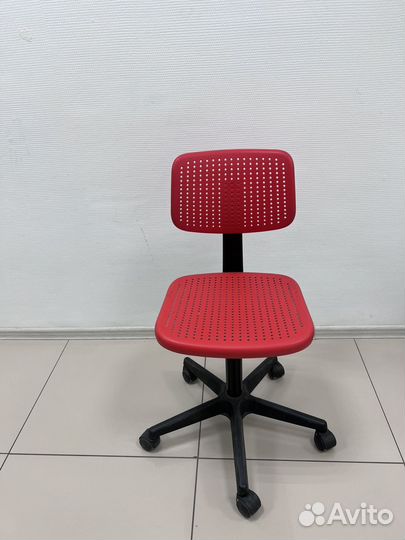 Стул на колесиках