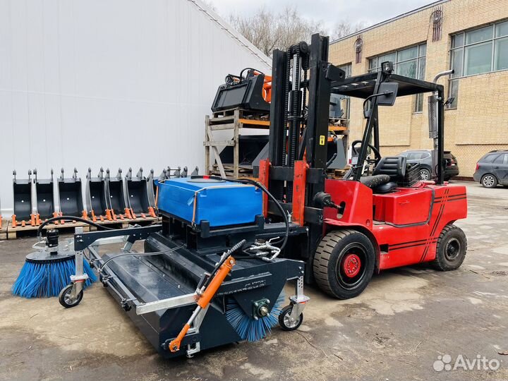 Щетка с передним бункером для вилочного погрузчика