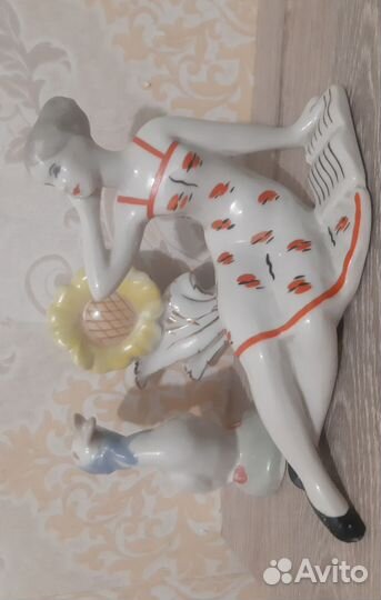 Фарфоровая статуэтка девушка с книгой, Сысерть