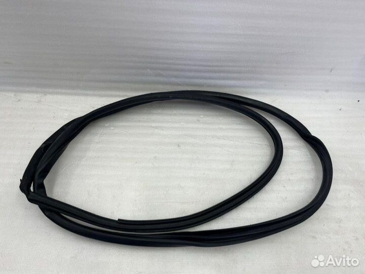 Уплотнитель кузова передний Toyota Camry V70/V75