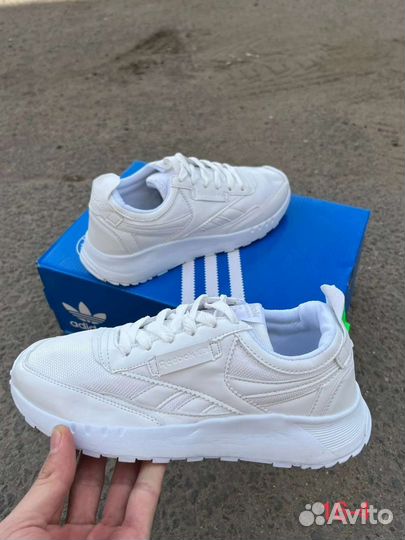 Кроссовки женские