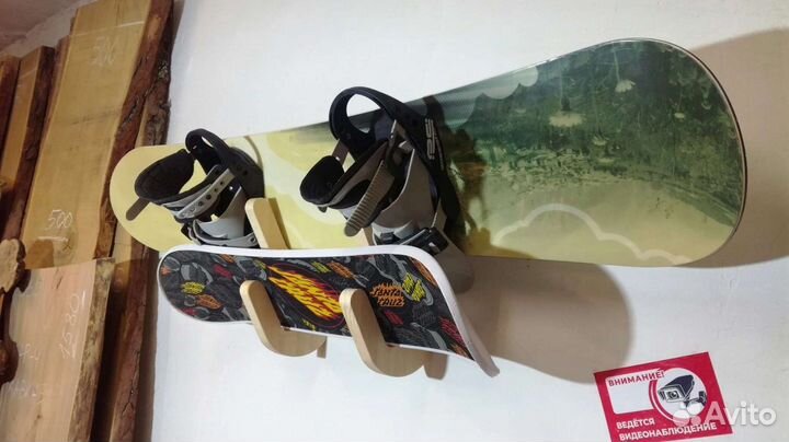 Полка для хранения сноубордов и лыж