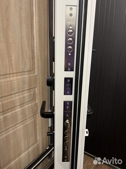 Дверь входная белая