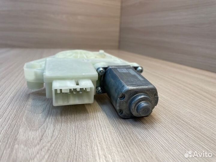 Мотор стеклоподъемника передний левый Skoda Rapid