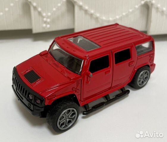 Модель автомобиля Hummer H2 красная