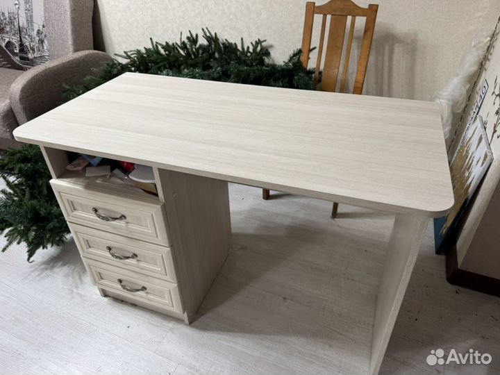 Письменный стол