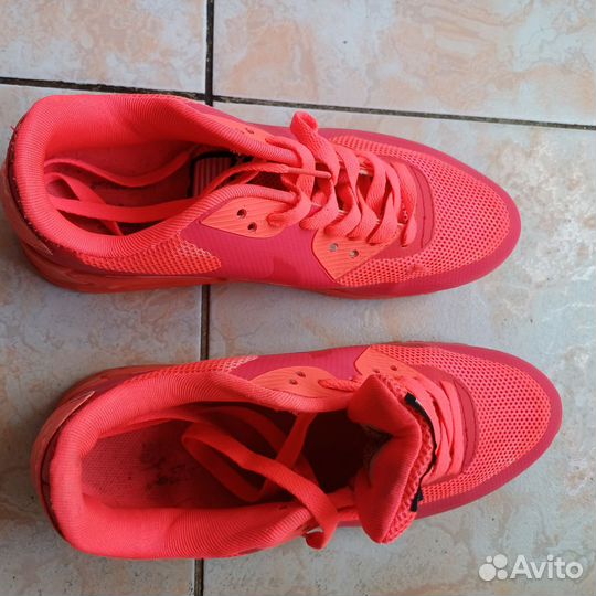 Кроссовки женские