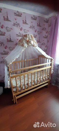 Детская кроватка с маятником