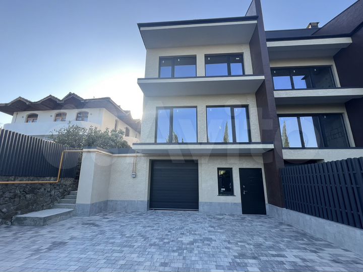 Таунхаус 296,3 м² на участке 1,4 сот.