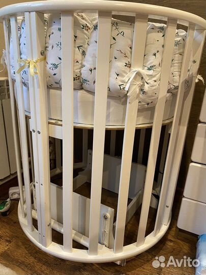 Кроватка детская с маятником