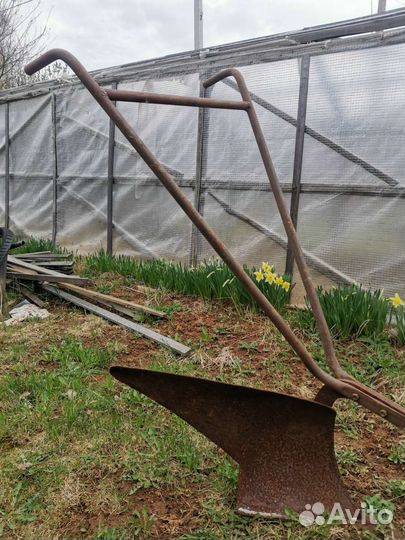 Конный плуг металлический