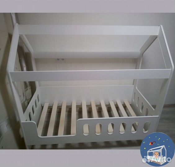 Детская кроватка домик