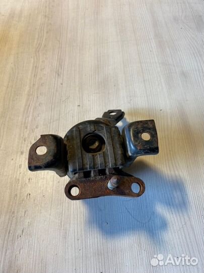 Подушка двигателя правая Toyota Rav 4