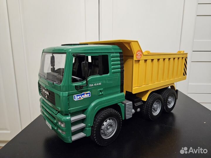 Bruder самосвал MAN