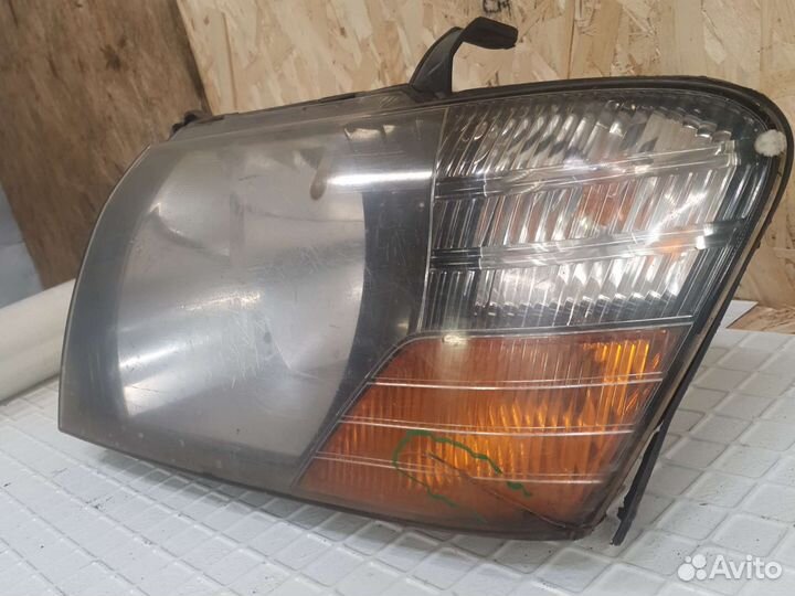 Фара левая Mitsubishi pajero montero 3