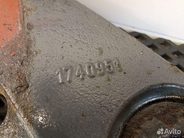 1740951 Кронштейн амортизатора переднего правый