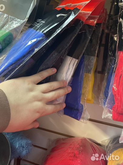 Футбольные мячи Adidas и гетры