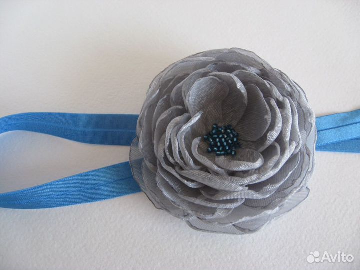 Голубая резиночка с серым цветком на голову