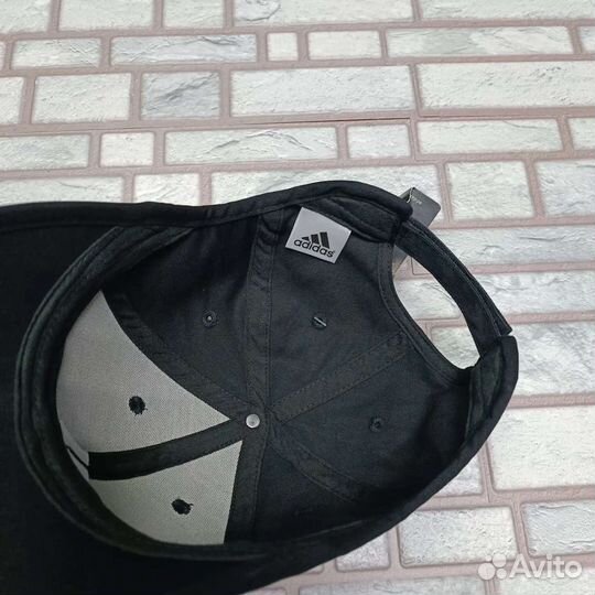 Чёрная бейсболка с белым логотипом adidas