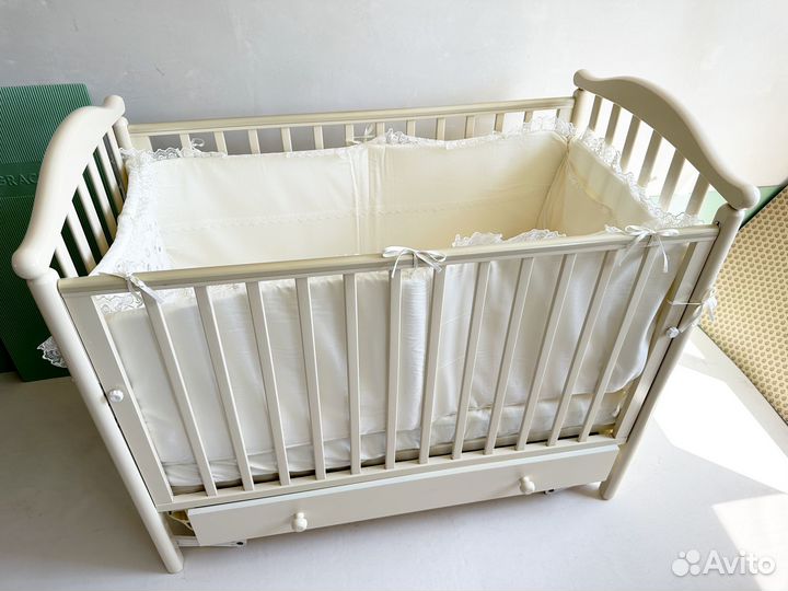 Детская кроватка с маятником, матрасом, постельным