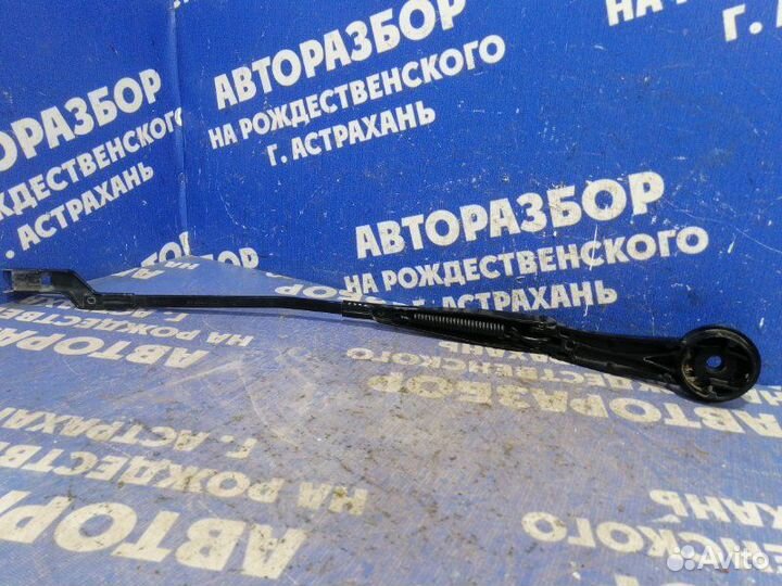 Левый поводок дворника Ford Focus 3 седан 2012