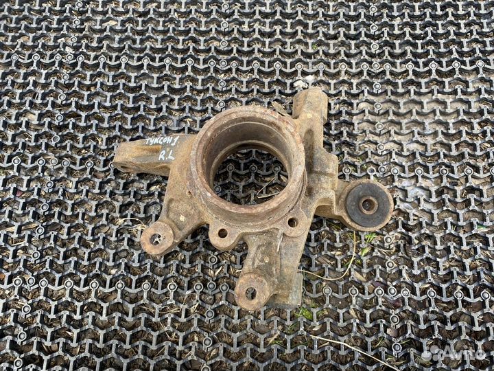 Кулак задний левый Туксон 1 Hyundai Tucson